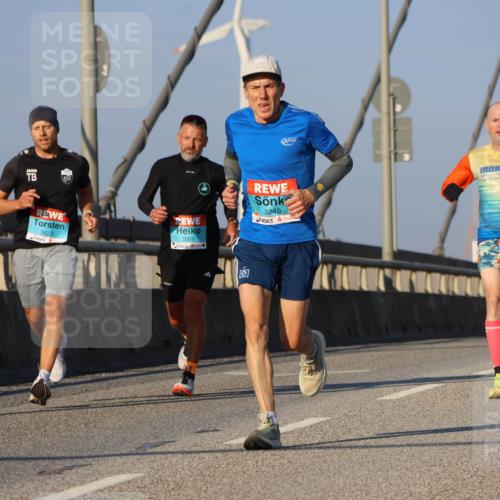 03.10.2025 - Köhlbrandbrückenlauf Strokosch-Dieckow http://msf.ph/oto/9105910 03.10.2025 09:34:14 Position 2 3248, 3629, 3269 meine-sportfotos.de