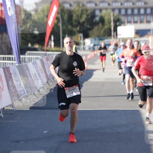 03.10.2025 - Köhlbrandbrückenlauf Jannik Wohlers http://msf.ph/oto/9106013 03.10.2025 12:58:49 Ziel 4368, 5824, 6167, 6611 meine-sportfotos.de