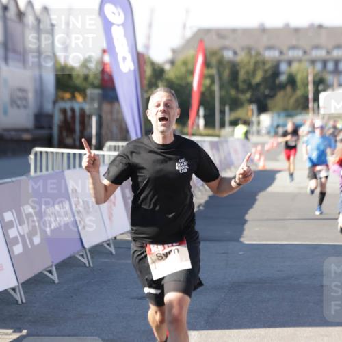 03.10.2025 - Köhlbrandbrückenlauf Jannik Wohlers http://msf.ph/oto/9106086 03.10.2025 12:58:51 Ziel 4368, 5824, 5955, 6167, 6611, 6674 meine-sportfotos.de