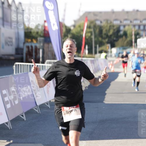 03.10.2025 - Köhlbrandbrückenlauf Jannik Wohlers http://msf.ph/oto/9106095 03.10.2025 12:58:52 Ziel 4126, 4368, 5824, 5955, 6167, 6611, 6674 meine-sportfotos.de