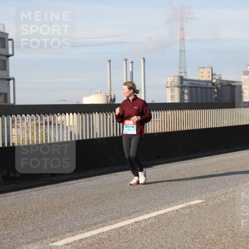 03.10.2025 - Köhlbrandbrückenlauf Lena Gebhardt http://msf.ph/oto/9106100 03.10.2025 10:13:15 Position 2 1982 meine-sportfotos.de