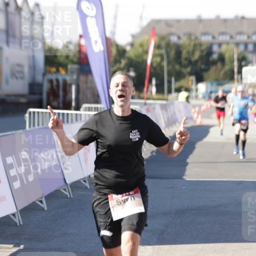 03.10.2025 - Köhlbrandbrückenlauf Jannik Wohlers http://msf.ph/oto/9106102 03.10.2025 12:58:52 Ziel 4126, 4368, 5824, 5955, 6167, 6611, 6674 meine-sportfotos.de