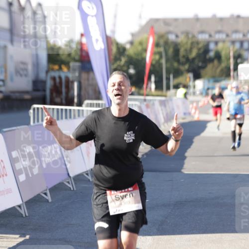 03.10.2025 - Köhlbrandbrückenlauf Jannik Wohlers http://msf.ph/oto/9106111 03.10.2025 12:58:52 Ziel 4126, 4368, 5824, 5955, 6167, 6611, 6674 meine-sportfotos.de