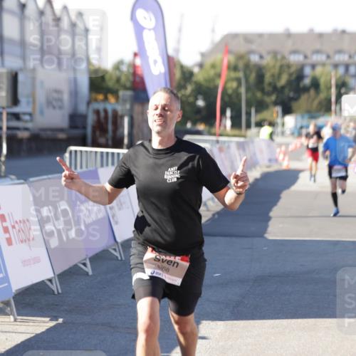 03.10.2025 - Köhlbrandbrückenlauf Jannik Wohlers http://msf.ph/oto/9106141 03.10.2025 12:58:52 Ziel 4126, 4368, 5824, 5955, 6167, 6611, 6674 meine-sportfotos.de