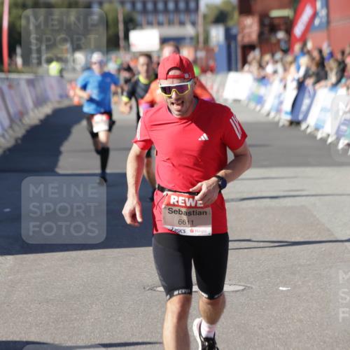 03.10.2025 - Köhlbrandbrückenlauf Jannik Wohlers http://msf.ph/oto/9106199 03.10.2025 12:58:54 Ziel 4126, 4368, 5824, 5955, 6167, 6611, 6674 meine-sportfotos.de