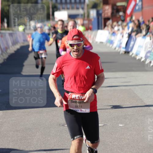 03.10.2025 - Köhlbrandbrückenlauf Jannik Wohlers http://msf.ph/oto/9106216 03.10.2025 12:58:54 Ziel 4126, 4368, 5824, 5955, 6167, 6611, 6674 meine-sportfotos.de