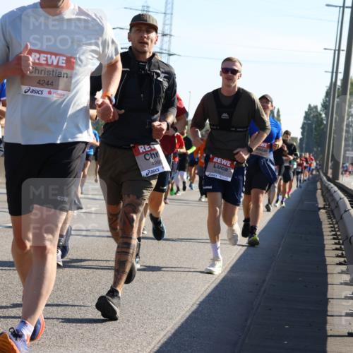 03.10.2025 - Köhlbrandbrückenlauf Strokosch-Dieckow http://msf.ph/oto/9106318 03.10.2025 12:17:28 Position 3 822, 4191, 4244, 4995, 4761 meine-sportfotos.de