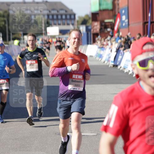 03.10.2025 - Köhlbrandbrückenlauf Jannik Wohlers http://msf.ph/oto/9106322 03.10.2025 12:58:56 Ziel 4126, 4368, 5955, 6611, 6674 meine-sportfotos.de