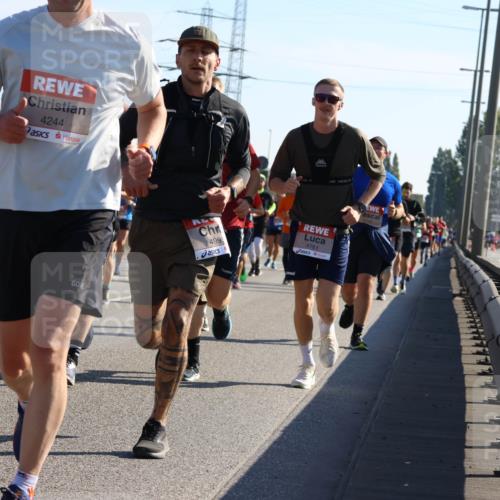 03.10.2025 - Köhlbrandbrückenlauf Strokosch-Dieckow http://msf.ph/oto/9106324 03.10.2025 12:17:28 Position 3 4191, 4244, 499, 4761 meine-sportfotos.de