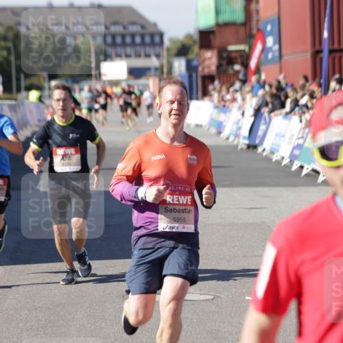 03.10.2025 - Köhlbrandbrückenlauf Jannik Wohlers http://msf.ph/oto/9106343 03.10.2025 12:58:56 Ziel 4126, 4368, 5955, 6611, 6674 meine-sportfotos.de