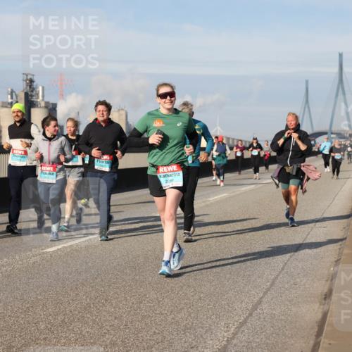 03.10.2025 - Köhlbrandbrückenlauf Lena Gebhardt http://msf.ph/oto/9106348 03.10.2025 10:13:21 Position 2 2260 meine-sportfotos.de