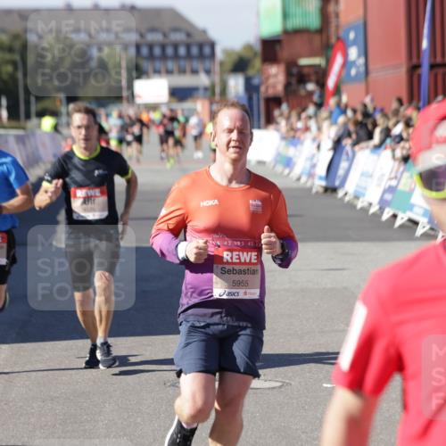 03.10.2025 - Köhlbrandbrückenlauf Jannik Wohlers http://msf.ph/oto/9106353 03.10.2025 12:58:56 Ziel 4126, 4368, 5955, 6611, 6674 meine-sportfotos.de