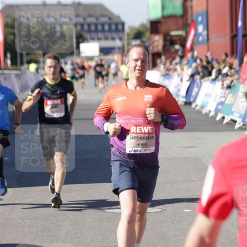 03.10.2025 - Köhlbrandbrückenlauf Jannik Wohlers http://msf.ph/oto/9106376 03.10.2025 12:58:56 Ziel 4126, 4368, 5955, 6611, 6674 meine-sportfotos.de