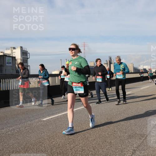 03.10.2025 - Köhlbrandbrückenlauf Lena Gebhardt http://msf.ph/oto/9106402 03.10.2025 10:13:23 Position 2 2260, 44 meine-sportfotos.de