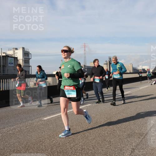 03.10.2025 - Köhlbrandbrückenlauf Lena Gebhardt http://msf.ph/oto/9106427 03.10.2025 10:13:23 Position 2 2260 meine-sportfotos.de