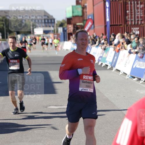 03.10.2025 - Köhlbrandbrückenlauf Jannik Wohlers http://msf.ph/oto/9106430 03.10.2025 12:58:57 Ziel 4126, 4368, 5955, 6611, 6674 meine-sportfotos.de