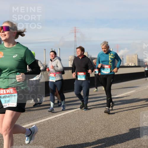 03.10.2025 - Köhlbrandbrückenlauf Lena Gebhardt http://msf.ph/oto/9106447 03.10.2025 10:13:23 Position 2 2260 meine-sportfotos.de