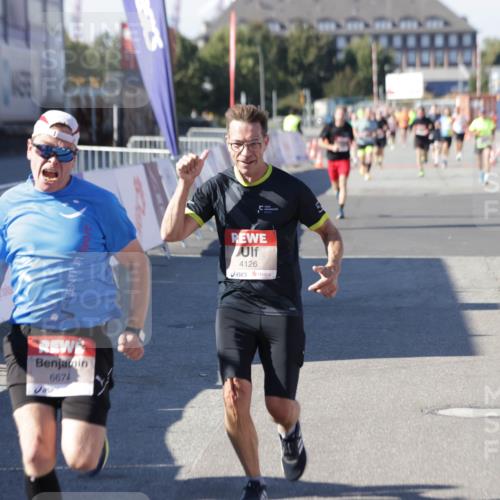 03.10.2025 - Köhlbrandbrückenlauf Jannik Wohlers http://msf.ph/oto/9106459 03.10.2025 12:58:57 Ziel 4126, 4368, 5955, 6611, 6674 meine-sportfotos.de