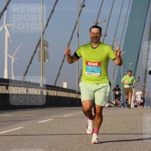03.10.2025 - Köhlbrandbrückenlauf Strokosch-Dieckow http://msf.ph/oto/9106472 03.10.2025 09:35:25 Position 2 3841 meine-sportfotos.de