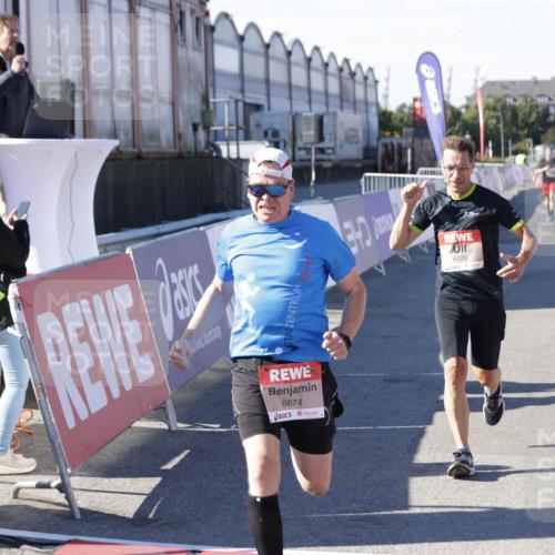 03.10.2025 - Köhlbrandbrückenlauf Jannik Wohlers http://msf.ph/oto/9106488 03.10.2025 12:58:58 Ziel 4126, 4368, 5955, 6611, 6674 meine-sportfotos.de