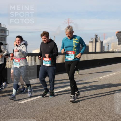 03.10.2025 - Köhlbrandbrückenlauf Lena Gebhardt http://msf.ph/oto/9106499 03.10.2025 10:13:24 Position 2 1729, 442, 3437, 3438, 2756 meine-sportfotos.de