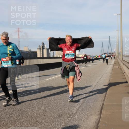 03.10.2025 - Köhlbrandbrückenlauf Lena Gebhardt http://msf.ph/oto/9106529 03.10.2025 10:13:25 Position 2 3437, 3438, 2756 meine-sportfotos.de