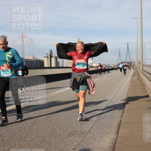 03.10.2025 - Köhlbrandbrückenlauf Lena Gebhardt http://msf.ph/oto/9106538 03.10.2025 10:13:25 Position 2 3437, 3438, 2756 meine-sportfotos.de