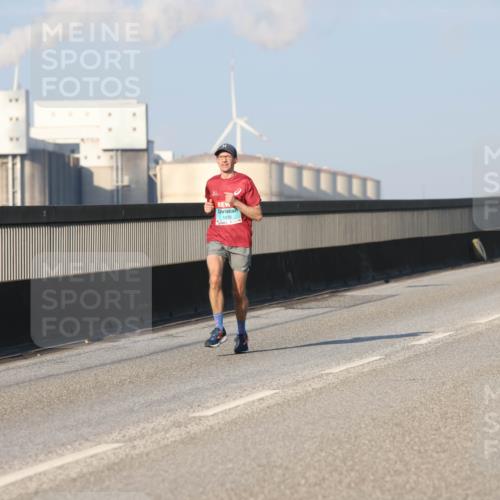 03.10.2025 - Köhlbrandbrückenlauf Lena Gebhardt http://msf.ph/oto/9106544 03.10.2025 09:39:24 Position 2 1035 meine-sportfotos.de