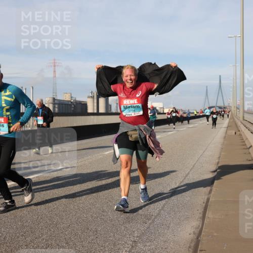 03.10.2025 - Köhlbrandbrückenlauf Lena Gebhardt http://msf.ph/oto/9106551 03.10.2025 10:13:25 Position 2 3437, 3438, 2756 meine-sportfotos.de