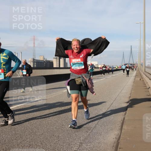 03.10.2025 - Köhlbrandbrückenlauf Lena Gebhardt http://msf.ph/oto/9106561 03.10.2025 10:13:25 Position 2 2, 3437, 3438, 2756 meine-sportfotos.de