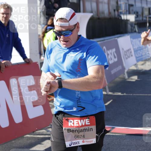 03.10.2025 - Köhlbrandbrückenlauf Jannik Wohlers http://msf.ph/oto/9106568 03.10.2025 12:58:58 Ziel 4126, 4368, 5955, 6611, 6674 meine-sportfotos.de