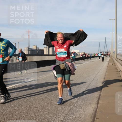 03.10.2025 - Köhlbrandbrückenlauf Lena Gebhardt http://msf.ph/oto/9106577 03.10.2025 10:13:25 Position 2 3437, 3438, 2756 meine-sportfotos.de