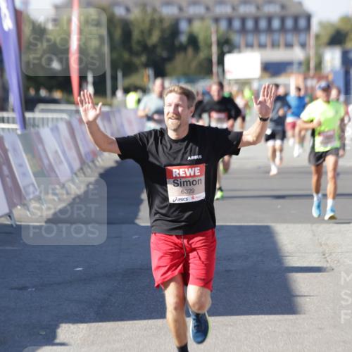 03.10.2025 - Köhlbrandbrückenlauf Jannik Wohlers http://msf.ph/oto/9106584 03.10.2025 12:59:04 Ziel 4126, 5955, 5967, 6329, 6611, 6674 meine-sportfotos.de