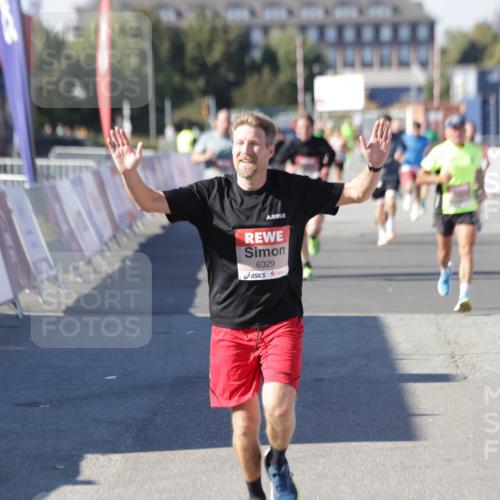 03.10.2025 - Köhlbrandbrückenlauf Jannik Wohlers http://msf.ph/oto/9106594 03.10.2025 12:59:04 Ziel 4126, 5955, 5967, 6329, 6611, 6674 meine-sportfotos.de