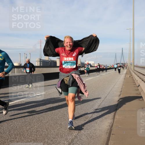03.10.2025 - Köhlbrandbrückenlauf Lena Gebhardt http://msf.ph/oto/9106605 03.10.2025 10:13:25 Position 2 3437, 3438, 2756 meine-sportfotos.de
