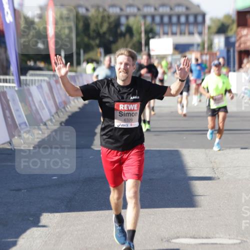 03.10.2025 - Köhlbrandbrückenlauf Jannik Wohlers http://msf.ph/oto/9106611 03.10.2025 12:59:05 Ziel 4126, 4164, 5955, 5967, 6329, 6674 meine-sportfotos.de
