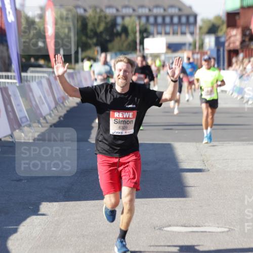 03.10.2025 - Köhlbrandbrückenlauf Jannik Wohlers http://msf.ph/oto/9106631 03.10.2025 12:59:05 Ziel 4126, 4164, 5955, 5967, 6329, 6674 meine-sportfotos.de