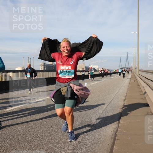 03.10.2025 - Köhlbrandbrückenlauf Lena Gebhardt http://msf.ph/oto/9106637 03.10.2025 10:13:25 Position 2 3437, 3438, 2756 meine-sportfotos.de