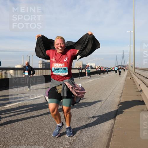 03.10.2025 - Köhlbrandbrückenlauf Lena Gebhardt http://msf.ph/oto/9106647 03.10.2025 10:13:25 Position 2 3437, 3438, 2756 meine-sportfotos.de