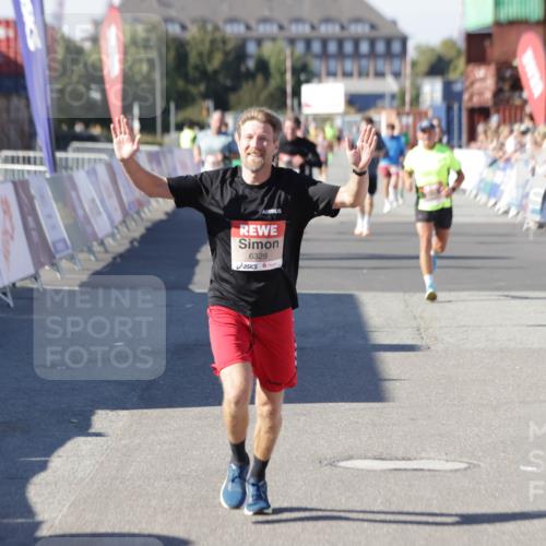03.10.2025 - Köhlbrandbrückenlauf Jannik Wohlers http://msf.ph/oto/9106648 03.10.2025 12:59:05 Ziel 4126, 4164, 5955, 5967, 6329, 6674 meine-sportfotos.de