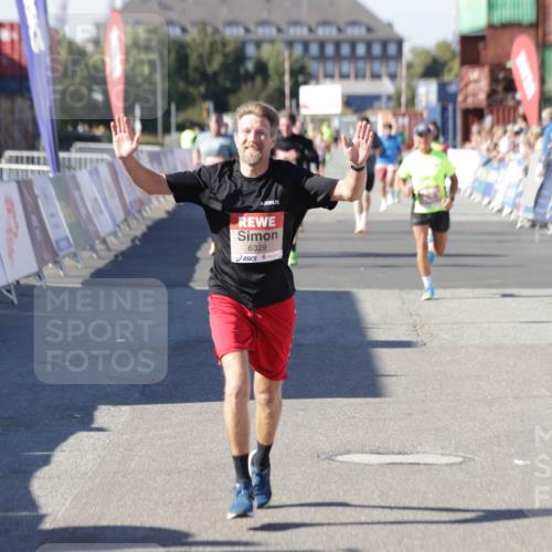 03.10.2025 - Köhlbrandbrückenlauf Jannik Wohlers http://msf.ph/oto/9106656 03.10.2025 12:59:05 Ziel 4126, 4164, 5955, 5967, 6329, 6674 meine-sportfotos.de