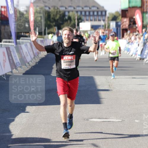 03.10.2025 - Köhlbrandbrückenlauf Jannik Wohlers http://msf.ph/oto/9106661 03.10.2025 12:59:05 Ziel 4126, 4164, 5955, 5967, 6329, 6674 meine-sportfotos.de