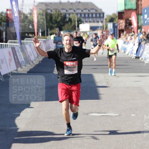 03.10.2025 - Köhlbrandbrückenlauf Jannik Wohlers http://msf.ph/oto/9106677 03.10.2025 12:59:05 Ziel 4126, 4164, 5955, 5967, 6329, 6674 meine-sportfotos.de
