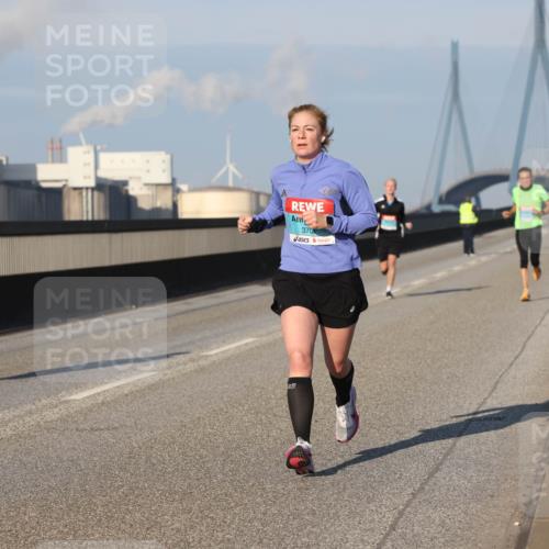 03.10.2025 - Köhlbrandbrückenlauf Lena Gebhardt http://msf.ph/oto/9106678 03.10.2025 09:39:27 Position 2 1035, 370 meine-sportfotos.de