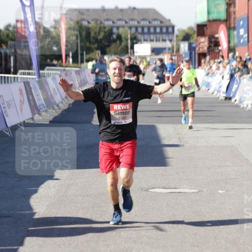 03.10.2025 - Köhlbrandbrückenlauf Jannik Wohlers http://msf.ph/oto/9106686 03.10.2025 12:59:05 Ziel 4126, 4164, 5955, 5967, 6329, 6674 meine-sportfotos.de