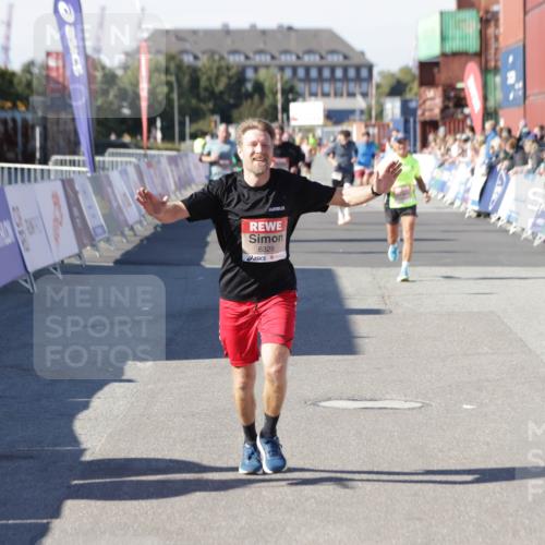 03.10.2025 - Köhlbrandbrückenlauf Jannik Wohlers http://msf.ph/oto/9106694 03.10.2025 12:59:05 Ziel 4126, 4164, 5955, 5967, 6329, 6674 meine-sportfotos.de