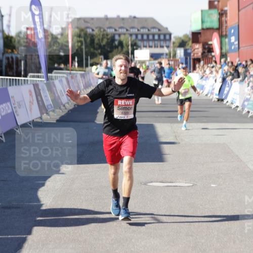 03.10.2025 - Köhlbrandbrückenlauf Jannik Wohlers http://msf.ph/oto/9106703 03.10.2025 12:59:05 Ziel 4126, 4164, 5955, 5967, 6329, 6674 meine-sportfotos.de