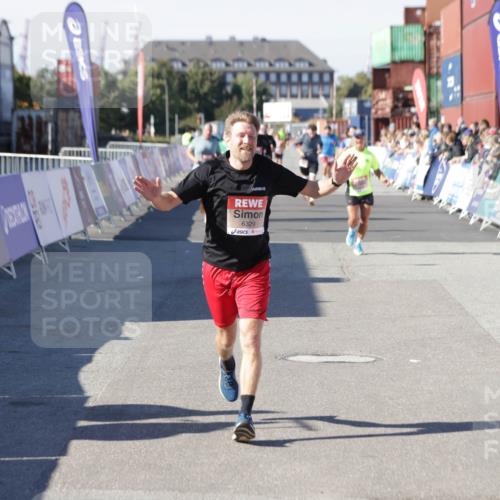 03.10.2025 - Köhlbrandbrückenlauf Jannik Wohlers http://msf.ph/oto/9106711 03.10.2025 12:59:05 Ziel 4126, 4164, 5955, 5967, 6329, 6674 meine-sportfotos.de