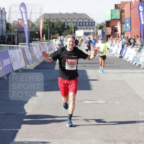 03.10.2025 - Köhlbrandbrückenlauf Jannik Wohlers http://msf.ph/oto/9106719 03.10.2025 12:59:05 Ziel 4126, 4164, 5955, 5967, 6329, 6674 meine-sportfotos.de