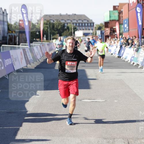 03.10.2025 - Köhlbrandbrückenlauf Jannik Wohlers http://msf.ph/oto/9106728 03.10.2025 12:59:05 Ziel 4126, 4164, 5955, 5967, 6329, 6674 meine-sportfotos.de